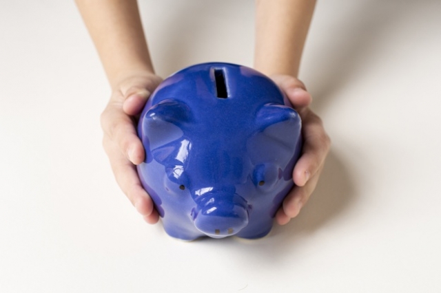 b32d976b-blue-piggy-bank-being-held-hands_23-2148305911.jpg