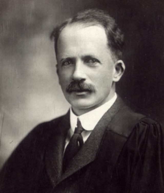 bb5483d4-225px-j-j-r-macleod-ca-1928.png